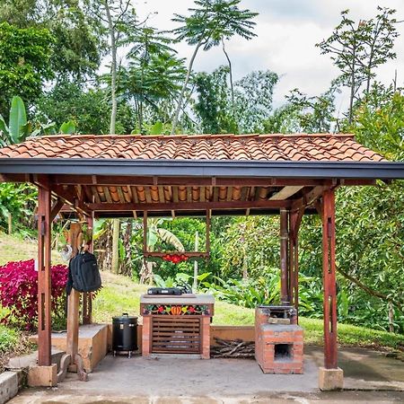Agradable Cabana Cafetera Con Jacuzzi A 12 Min Del Centro De 佩雷拉 外观 照片